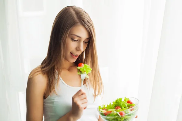 Bantning koncept, vacker ung kvinna att välja mellan hälsosam mat och skräpmat — Stockfoto