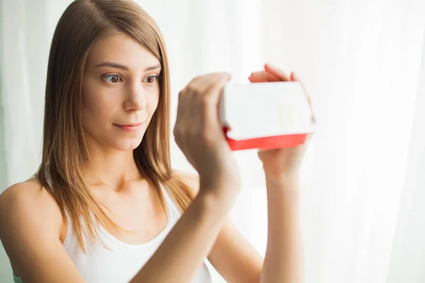 Diet. Woman with guilty feeling to eat a hamburger — Stock Image Diet. Woman with guilty feeling to eat a hamburger Royalty Free Stock Photos