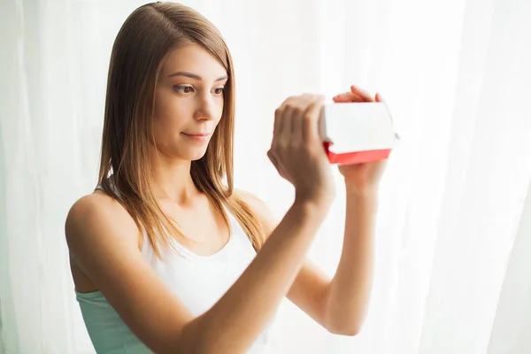 Diet. Woman with guilty feeling to eat a hamburger — Stock Image Diet. Woman with guilty feeling to eat a hamburger Royalty Free Stock Images