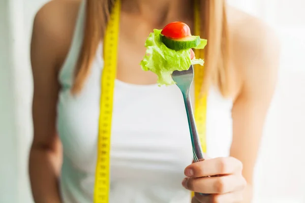Concetto di dieta, bella giovane donna che sceglie tra cibo sano e cibo spazzatura — Foto Stock