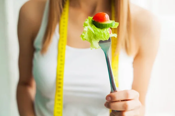 Bantning koncept, vacker ung kvinna att välja mellan hälsosam mat och skräpmat — Stockfoto