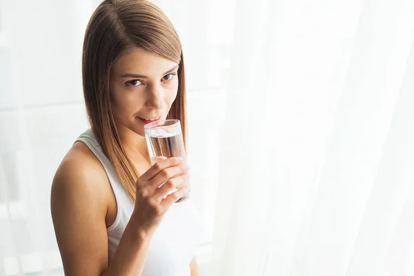 Estilo de vida saudável. Close-up Retrato de jovem mulher bebendo refrescante água pura de vidro. Cuidados médicos. Bebidas. Água. Saúde, Beleza, Conceito de Dieta — Fotografia de Stock