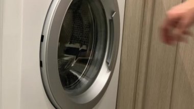 El çekme giyim çamaşır makinesini mans. Temiz ve sağlıklı kavramları