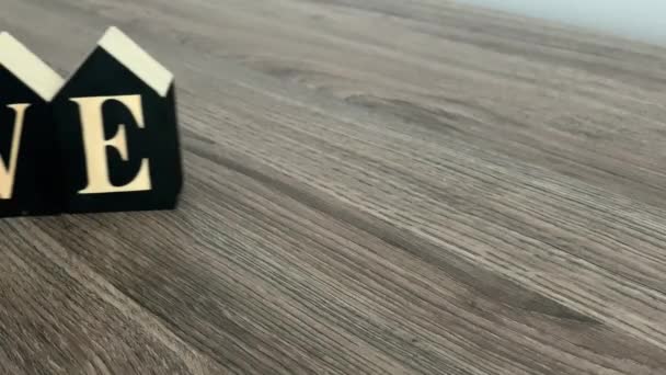 Le mani maschili scrivono l'amore di parola da cubi decorativi di legno — Video Stock