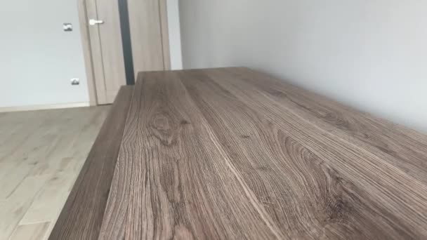 Tabel met een natte doek in een woonkamer schoonmaak — Stockvideo