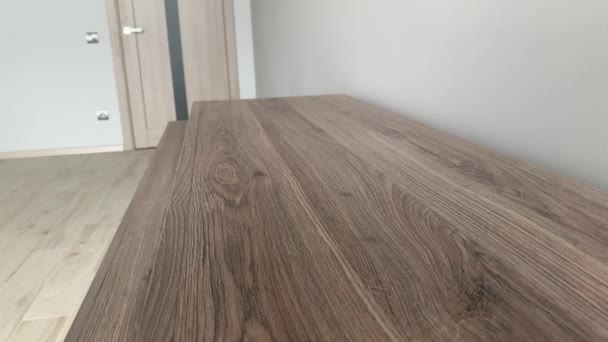 Úklid stolu s mokrým hadrem v obývacím pokoji — Stock video