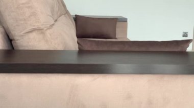 Tablo bir oturma odasında ıslak bir bez ile Temizleme