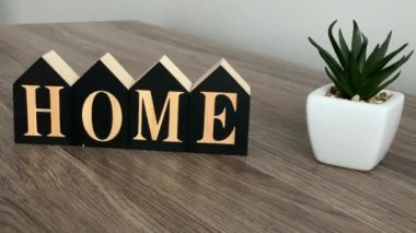 Erkek el kelime ev Ahşap dekoratif küpleriyle yazmak.