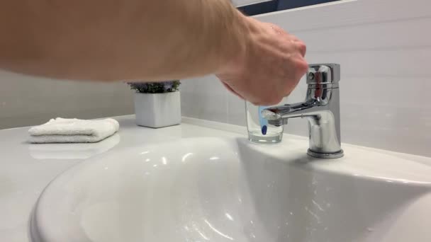Чоловік миє руки під краном у ванній — стокове відео