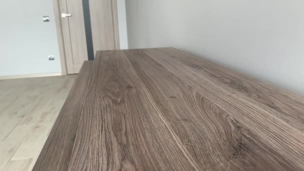 Чистящий стол с мокрой тканью в гостиной — стоковое видео