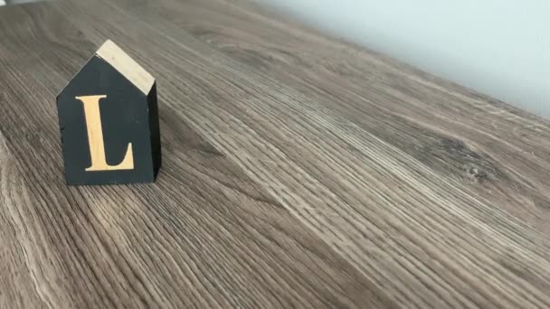 Le mani maschili scrivono l'amore di parola da cubi decorativi di legno — Video Stock