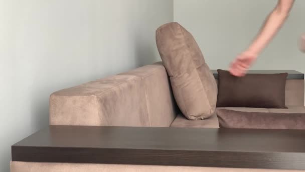 Čistá domácnost. Úklid obýváku muž zblízka — Stock video