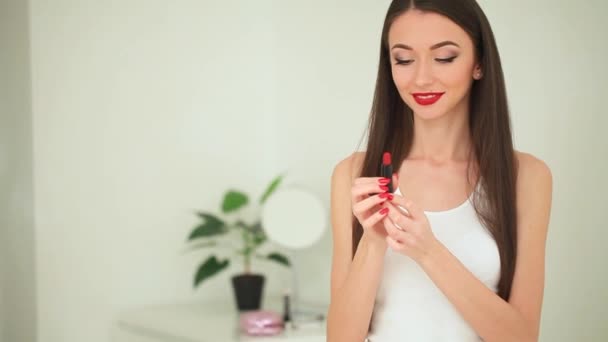 Roter Lippenstift. Frau trägt Lippenstift auf volle sexy Lippe auf — Stockvideo