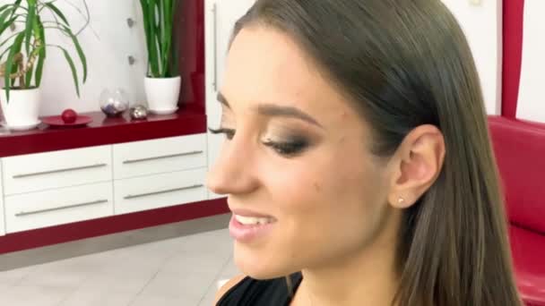 Skönhet-konceptet. Makeupartist gör ansiktet gör upp till ung kvinna — Stockvideo