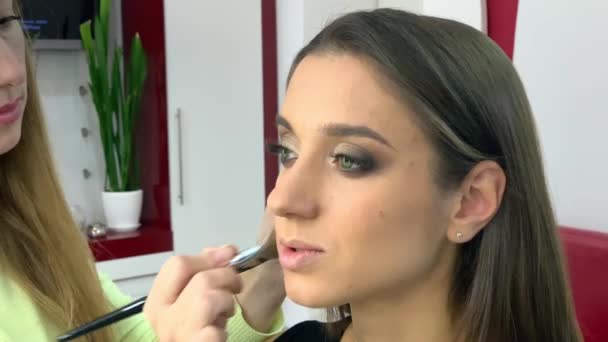 Concepto Belleza Maquillaje Artista Haciendo Maquillaje Cara Mujer Joven — Vídeos de Stock