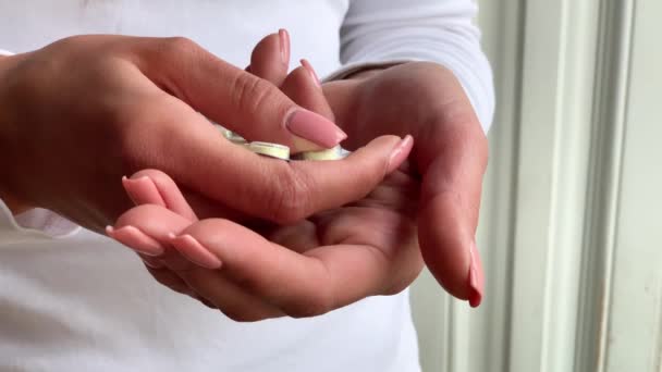 Vrouw hand neem pillen uit de blisterverpakking. Close up van vrouwelijke hand pour witte ronde tablet. Geneesmiddel dosis pil in de hand. Homeopathische geneeskunde supplement — Stockvideo