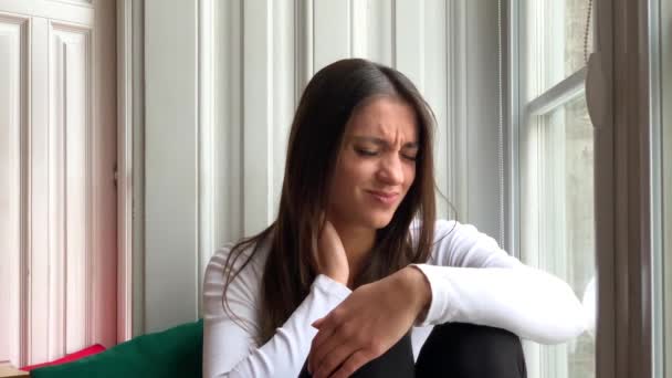 Fáradt nyak. Gyönyörű nő szenved a fájdalom, fájdalmas érzés — Stock videók