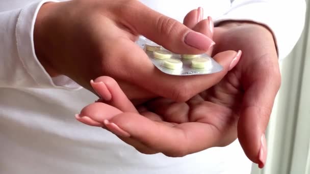 Kadın elini Vakumlu ambalaj hapları al. El pour tablet beyaz, yakın çekim. İlaç doz hap elinde. Homeopatik ilaç ek — Stok video