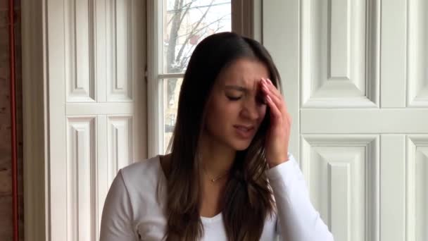 Fájdalom, fejfájás. Gyönyörű nő fájdalmas migrén. Egészségügyi — Stock videók