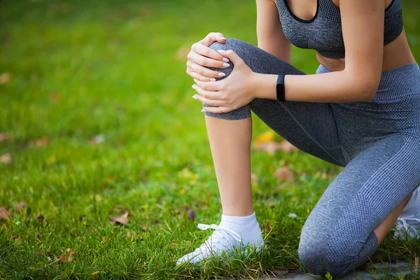 Lesión en la pierna. Mujer Fitness Sufriendo de Dolor en la Pierna Después del Entrenamiento — Foto de Stock