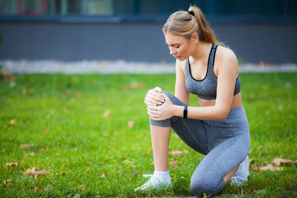 Lesión en la pierna. Mujer Fitness Sufriendo de Dolor en la Pierna Después del Entrenamiento — Foto de Stock