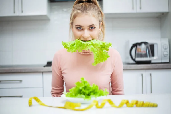 Dieta verde. Jovem mulher bonita comendo comida saudável - salada — Fotografia de Stock