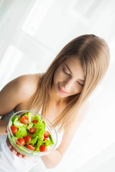다이어트 그리고 건강 한 식습관입니다. 운동 후 건강 한 샐러드를 먹는 젊은 여자 — 스톡 사진
