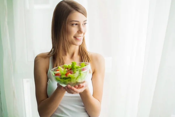 Kost och sunda matvanor. Ung kvinna äta hälsosam sallad efter träningspass — Stockfoto