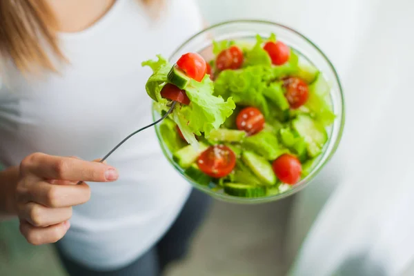 Ernährung und gesunde Ernährung. junge Frau isst nach dem Training gesunden Salat — Stockfoto