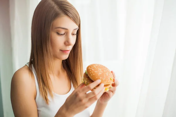 饮食。年轻女子嘴上有胶带, 阻止她吃垃圾食品。健康饮食理念 — 图库照片