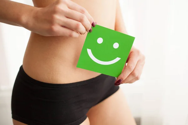 Salud de las mujeres. Hermoso cuerpo femenino en bragas con tarjeta de sonrisa — Foto de Stock