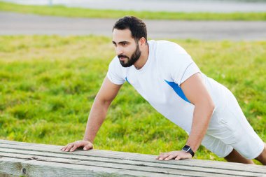 Fitness Park. Genç ve spor giyim açık eğitim sportif adam. Spor, sağlık, atletizm.