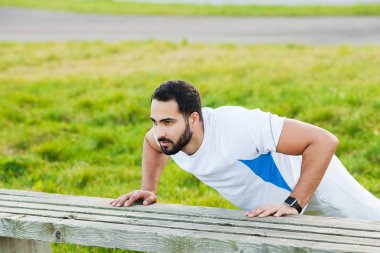 Fitness Park. Genç ve spor giyim açık eğitim sportif adam. Spor, sağlık, atletizm.