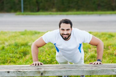 Fitness Park. Genç ve spor giyim açık eğitim sportif adam. Spor, sağlık, atletizm.