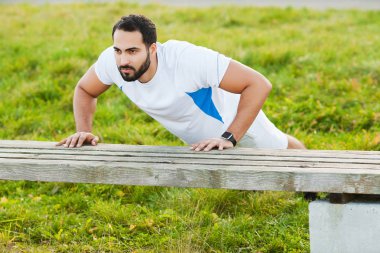 Fitness Park. Genç ve spor giyim açık eğitim sportif adam. Spor, sağlık, atletizm.