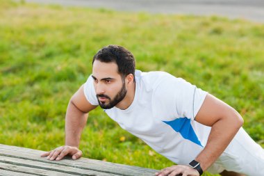 Fitness Park. Genç ve spor giyim açık eğitim sportif adam. Spor, sağlık, atletizm.