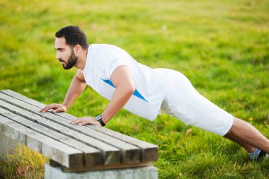 Fitness Park. Genç ve spor giyim açık eğitim sportif adam. Spor, sağlık, atletizm.