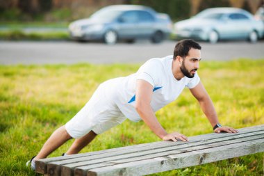 Fitness Park. Genç ve spor giyim açık eğitim sportif adam. Spor, sağlık, atletizm.