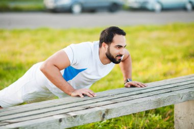 Fitness Park. Genç ve spor giyim açık eğitim sportif adam. Spor, sağlık, atletizm.