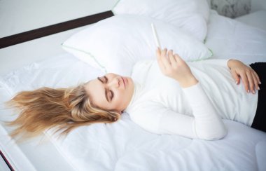 Hamilelik testi. Endişeli üzgün kadın hamilelik testi sonucu sonra arıyorsunuz