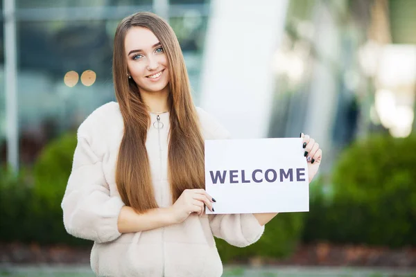 Women business with the poster with welcome message — Stock Photo, Image