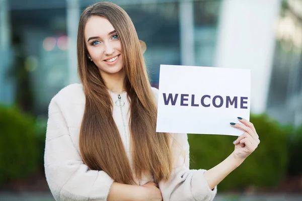 Women business with the poster with welcome message — Stock Photo, Image
