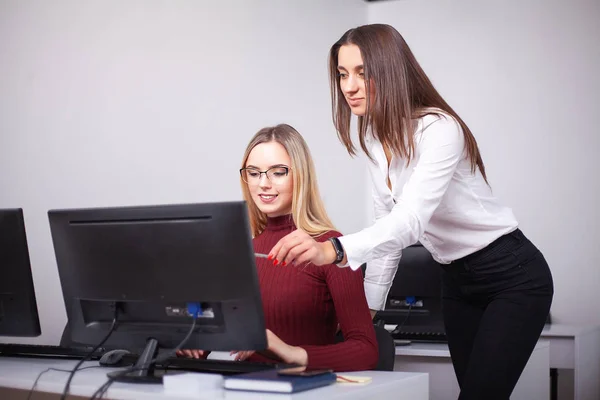 Two female colleagues in office working together. Two female colleagues in office working together — Stock Photo, Image