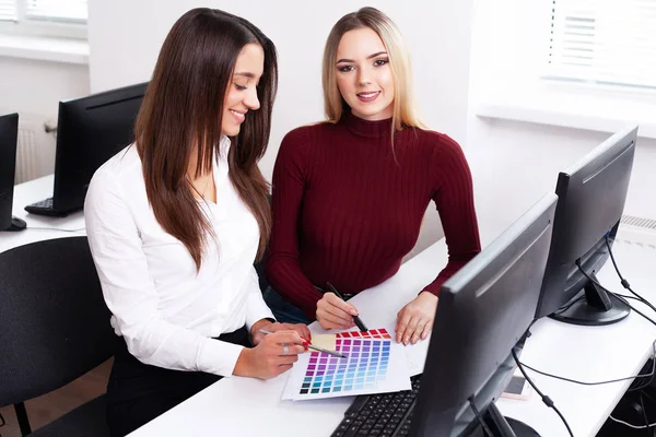 Zwei Kolleginnen im Büro, die zusammen arbeiten. zwei Kolleginnen im Büro arbeiten zusammen — Stockfoto