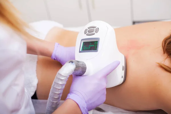 De verzorging van het lichaam. Vrouw is in het proces op de kliniek lipomassage — Stockfoto