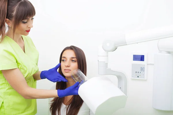 Dentista femminile che fa una radiografia di un paziente femminile denti — Foto Stock