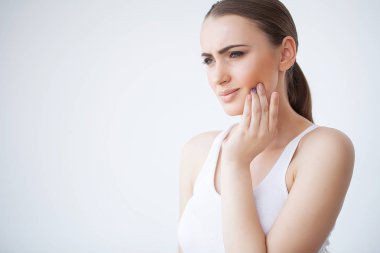 Sağlık ve baş ağrısı. Güzel kadın Having güçlü baş ağrısı, ağrı hissi