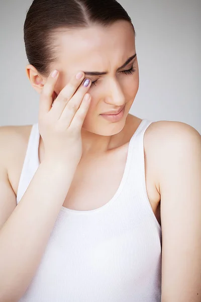 Gesundheit und Kopfschmerzen. schöne Frau mit starken Kopfschmerzen, Schmerz fühlen — Stockfoto