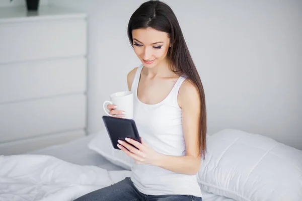 Mujer joven durmiendo en la ropa de cama blanca en la cama en casa. Relájese noche concepto de descanso matutino — Foto de Stock