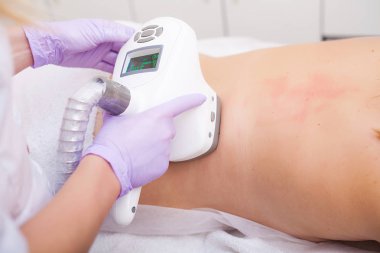 Vücut bakımı. Klinik lipomassage süren kadındır